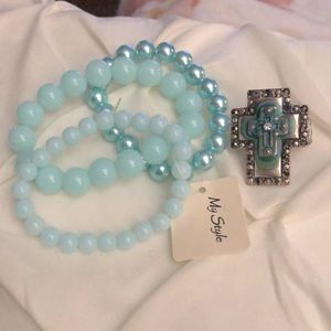 Bracelet set with stretch cross ring.
